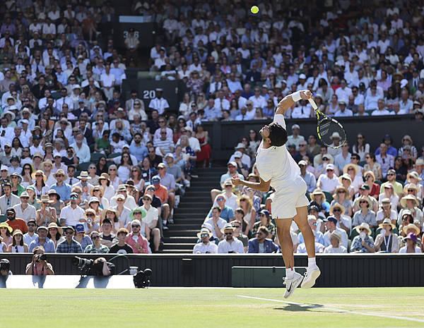 皇冠登3代理_温网｜携24连胜闯入男单决赛皇冠登3代理，发球进化的阿尔卡拉斯还有对手吗？