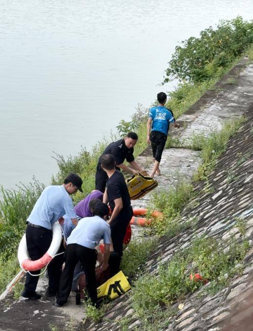 皇冠信用网登1,登2,登3出租_广东茂名一外卖小哥从10余米高桥面跳入河中救人皇冠信用网登1,登2,登3出租，事后摆摆手默默离开：我还有餐没有送