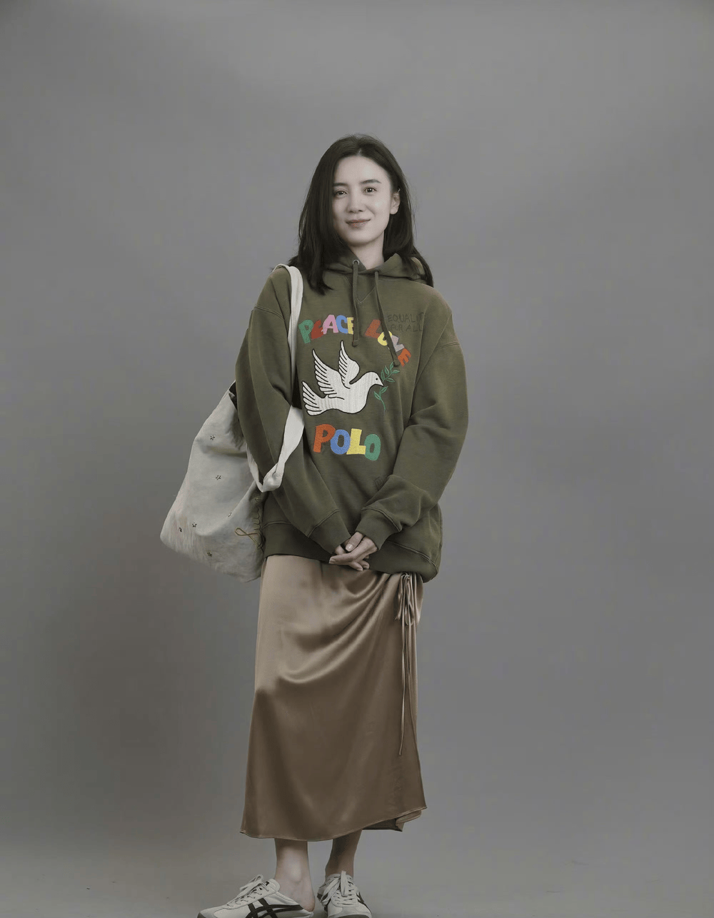 皇冠皇冠信用网平台_年轻人正在用丑鞋踹翻全世界