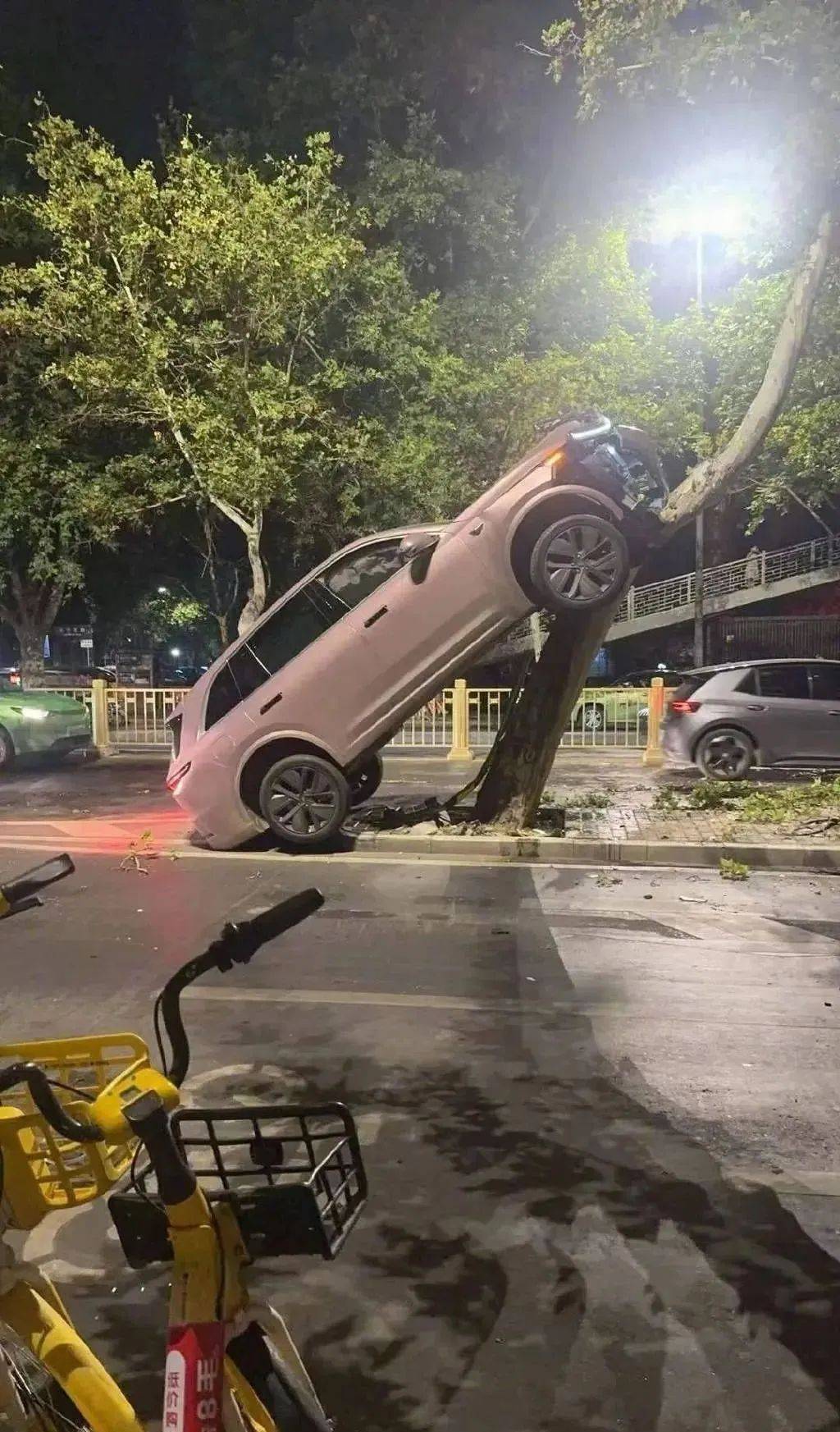 皇冠信用盘_西安警方通报“女子把新能源车开到树上”：因操作不当车辆发生碰撞皇冠信用盘，受伤送医
