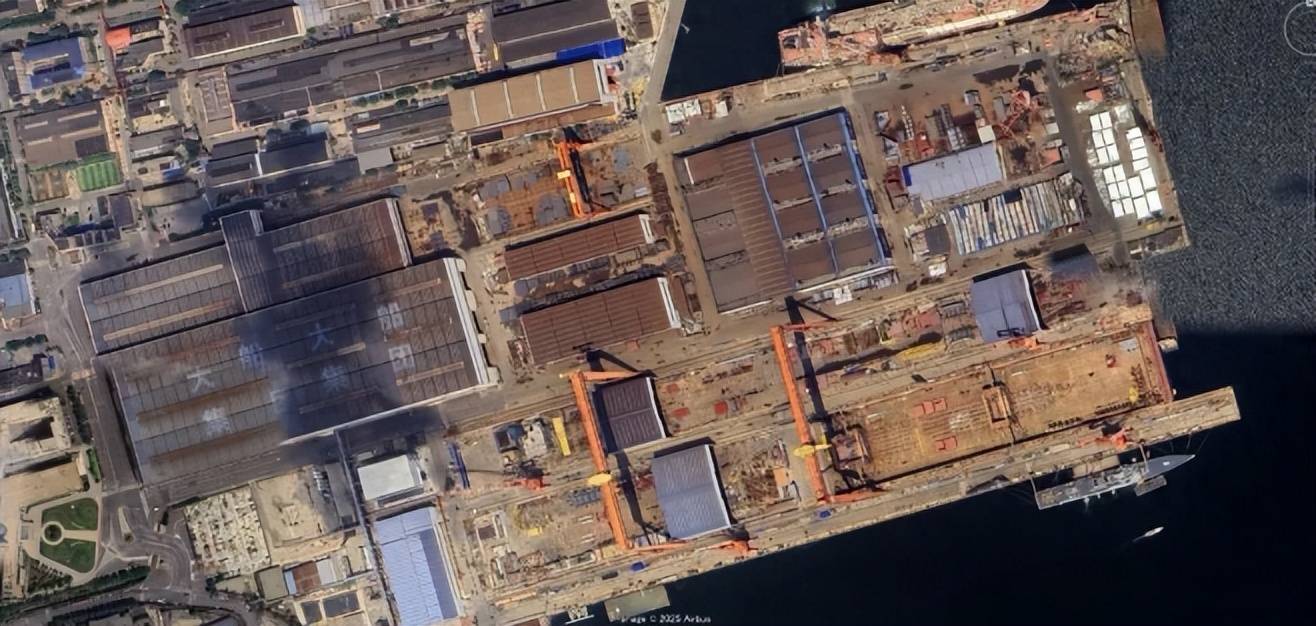 曼城足球_中国004型核航母初露真容曼城足球，42米宽300米长，排水量或超11万吨？