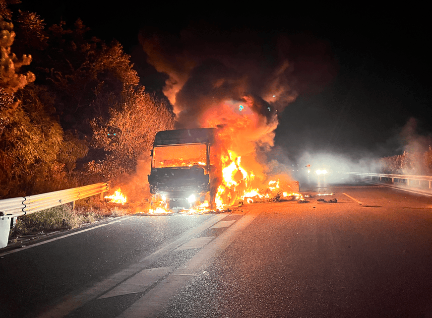 荷兰乙组联赛_司机往后视镜一看荷兰乙组联赛，糟了！670万元货物“葬身火海”