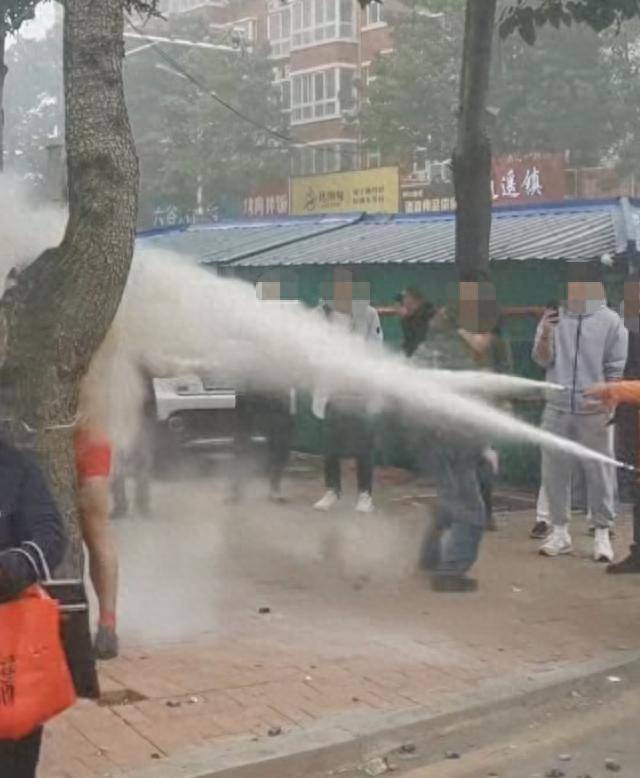 皇冠信用网申请开通_河南一新郎被绑树上遭灭火器喷射皇冠信用网申请开通，现场画面被指荒唐，律师：如造成损害，侵权人应担责