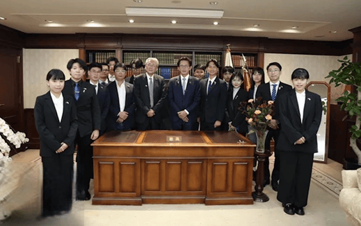 皇冠信用网怎么代理_与高市早苗办公桌合影皇冠信用网怎么代理，台政客被群嘲