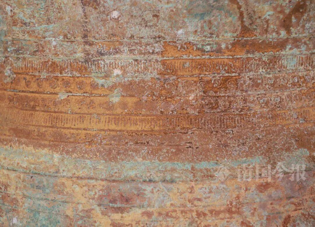 皇冠信用需要押金吗_柳州钓鱼阿叔竹林挖蚯蚓皇冠信用需要押金吗，竟挖出千年前的“大宝贝”！