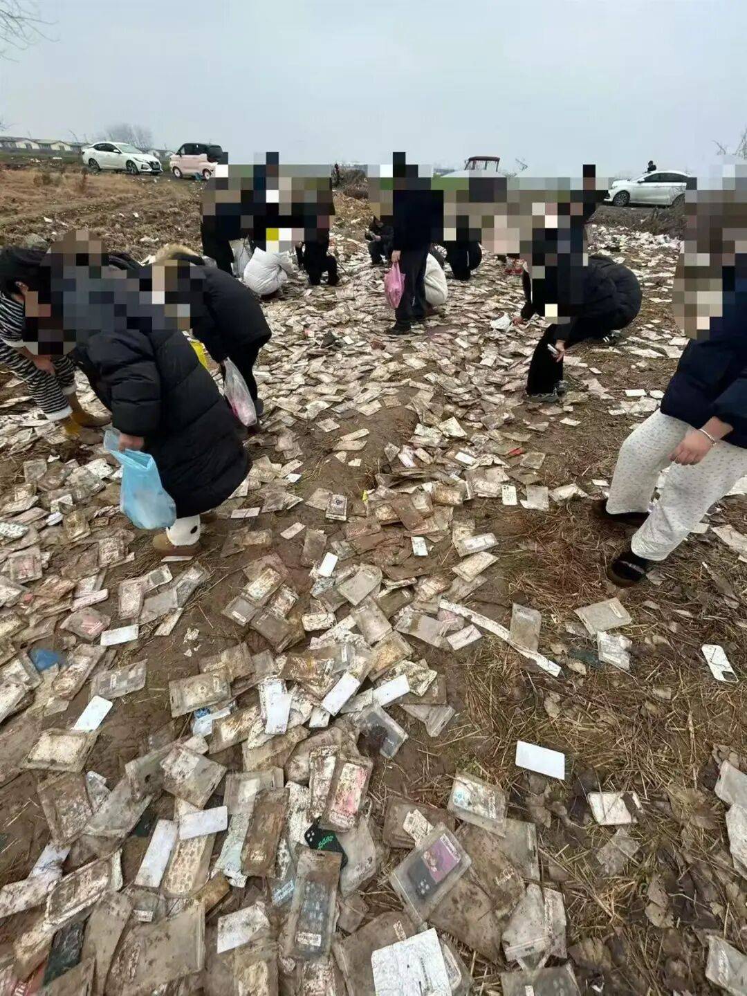 皇冠信用网代理出租_商丘一空地现成堆被丢弃的全新手机壳皇冠信用网代理出租，多人驱车前往“捡漏”，有人一次捡了50个