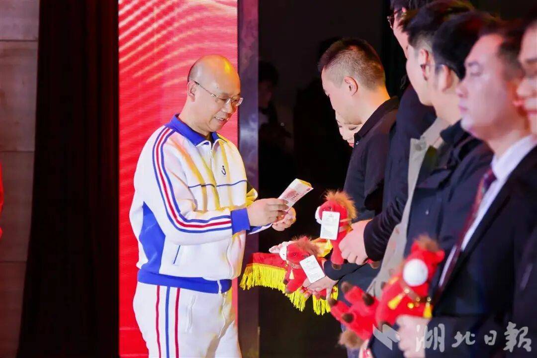 信用网如何申请_湖北小两口：上午领证信用网如何申请，下午到账1万元！